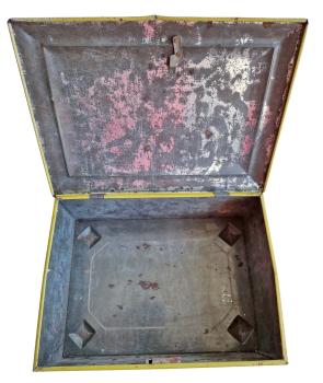 Antique tin box / Christmas motif / gingerbread tin with singing children