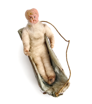 Wattefigur mit Celluloid Kopf im Körbchen um 1900
