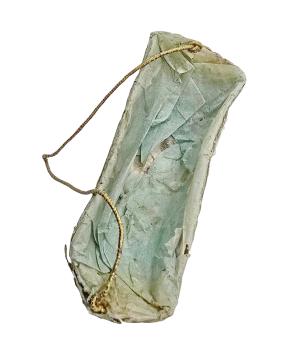 Wattefigur mit Celluloid Kopf im Körbchen um 1900