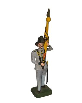 Antike Grulicher Krippenfigur / Soldat mit Fahne, ~ 1900 (10 cm)
