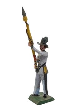 Antike Grulicher Krippenfigur / Soldat mit Fahne, ~ 1900 (10 cm)