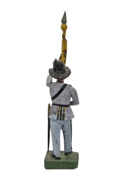 Antike Grulicher Krippenfigur / Soldat mit Fahne, ~ 1900 (10 cm)