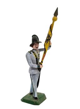 Antike Grulicher Krippenfigur / Soldat mit Fahne, ~ 1900 (10 cm)