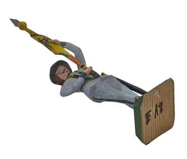 Antike Grulicher Krippenfigur / Soldat mit Fahne, ~ 1900 (10 cm)