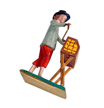 Antike Grulicher Krippenfigur / Mann mit Leierkasten, um 1900 (10 cm)