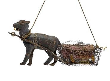Antiker Sebnitzer Christbaumschmuck, Schlitten mit Baby, Dresdner Pappe um 1890/1900