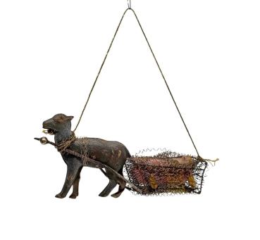 Antiker Sebnitzer Christbaumschmuck, Schlitten mit Baby, Dresdner Pappe um 1890/1900