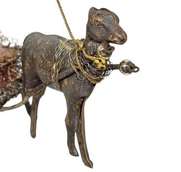 Antiker Sebnitzer Christbaumschmuck, Schlitten mit Baby, Dresdner Pappe um 1890/1900