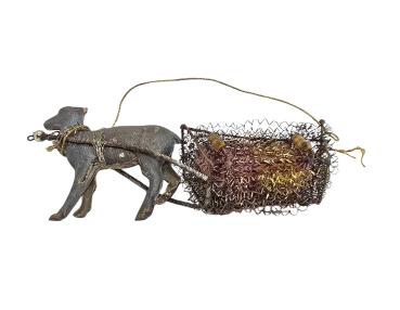 Antiker Sebnitzer Christbaumschmuck, Schlitten mit Baby, Dresdner Pappe um 1890/1900