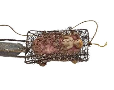 Antiker Sebnitzer Christbaumschmuck, Schlitten mit Baby, Dresdner Pappe um 1890/1900