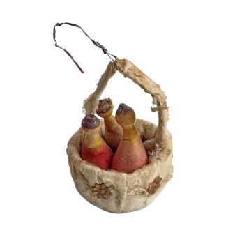 Korb aus Watte mit Flaschen um 1900