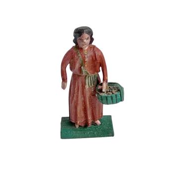 Antike Grulicher Krippenfigur / Gabenbringer mit Korb um 1900 (7 cm)