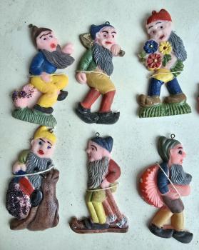 Preview: 12 Zwerge aus Tragant im original Karton, um 1940/1950