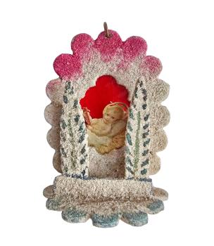 Beglimmertes Kartonornament, Krippe mit Jesus, um 1930