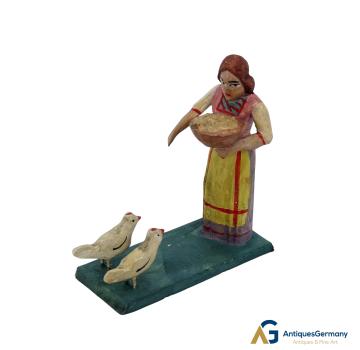 Grulicher Krippenfigur "Bäuerin füttert Hühner" (7 cm)