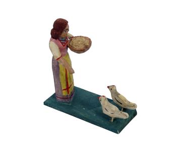 Grulicher Krippenfigur "Bäuerin füttert Hühner" (7 cm)