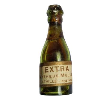 Körbchen mit Flasche Sekt, um 1920