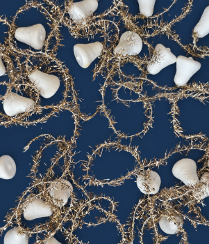 Preview: Gold colored tinsel garlands with spun cotton bells,  ca. 30s, ca. 560 cm long