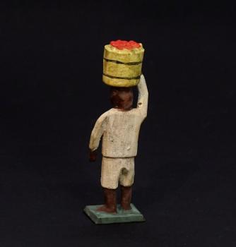 Grulicher Krippenfigur " Farbiger Gabenbringer mit Früchten " (5 cm)