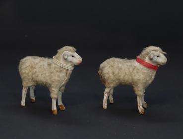 2 Wollschafe mit Holzbeinen und Kopf aus Masse, ~ 1920