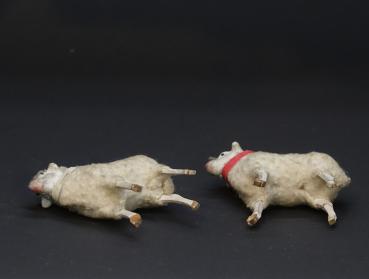 2 Wollschafe mit Holzbeinen und Kopf aus Masse, ~ 1920