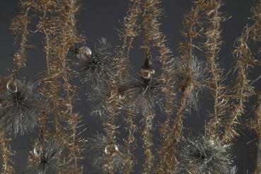 4 Stück alter goldfarbener Tinsel mit silbernen Glaskugeln, ca. 500 cm