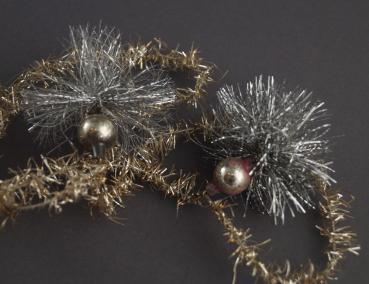 4 Stück alter goldfarbener Tinsel mit silbernen Glaskugeln, ca. 500 cm