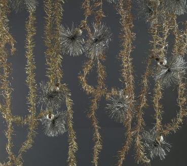 4 Stück alter goldfarbener Tinsel mit silbernen Glaskugeln, ca. 540 cm