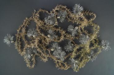 4 Stück alter goldfarbener Tinsel mit silbernen Glaskugeln, ca. 540 cm