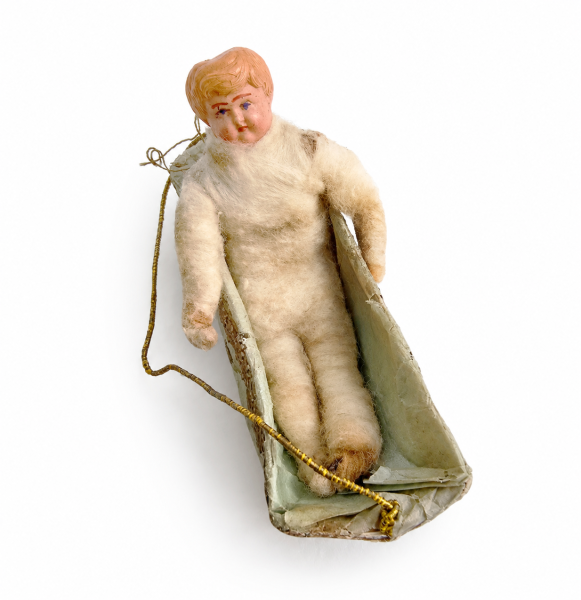Wattefigur mit Celluloid Kopf im Körbchen um 1900