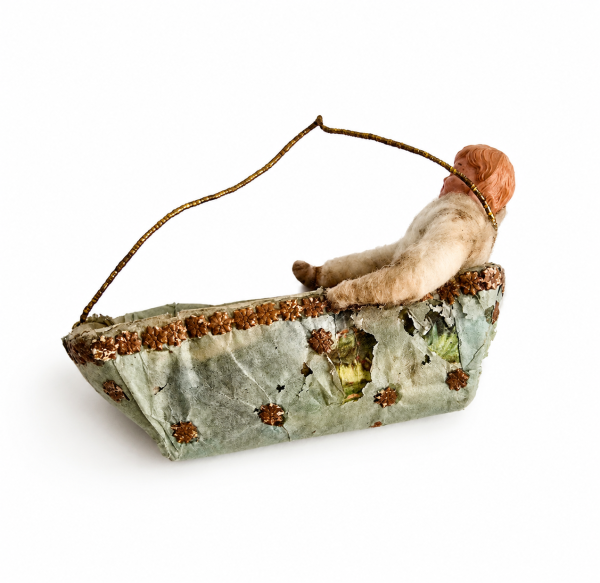 Wattefigur mit Celluloid Kopf im Körbchen um 1900
