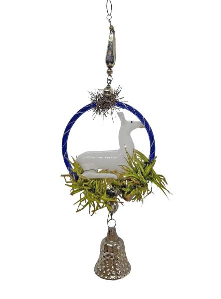 Alter Christbaumschmuck, Hirsch aus Milchglas im Glasring, ~ 1930