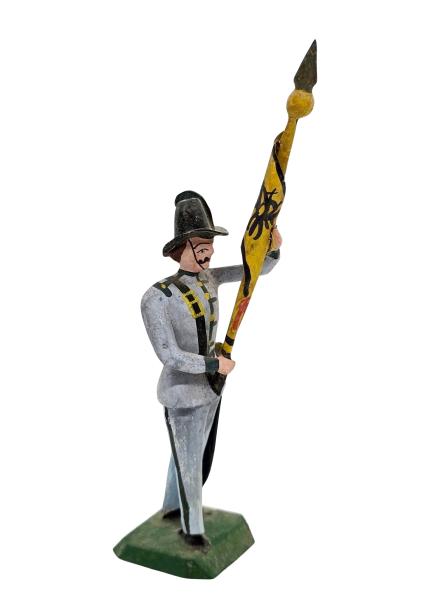 Antike Grulicher Krippenfigur / Soldat mit Fahne, ~ 1900 (10 cm)