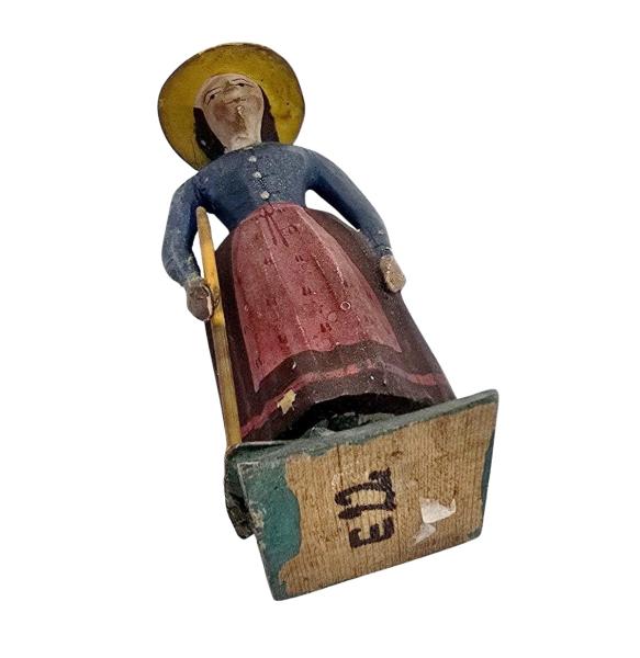Antike Grulicher Krippenfigur / Frau mit Rechen, um 1880/1900