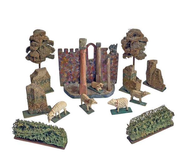Antike Grulicher Krippendekoration, Ruine, 5 Schafe, Holz um 1900