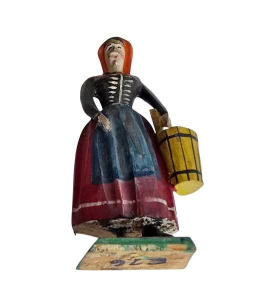 Antique grulich crib figurine, Gift bringer with milk, around 1900 (10 cm)