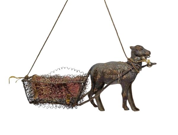 Antiker Sebnitzer Christbaumschmuck, Schlitten mit Baby, Dresdner Pappe um 1890/1900