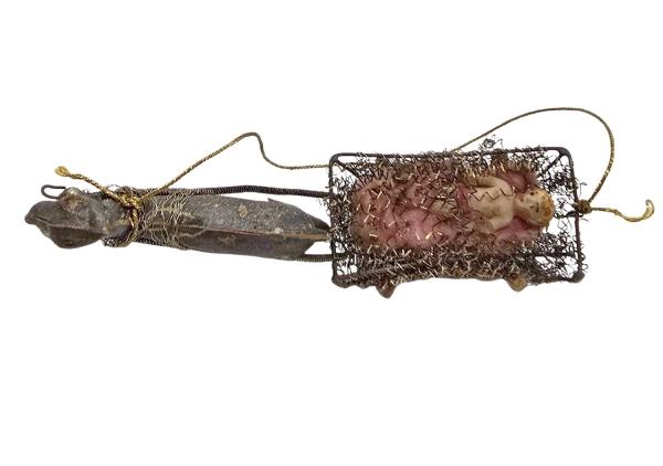 Antiker Sebnitzer Christbaumschmuck, Schlitten mit Baby, Dresdner Pappe um 1890/1900