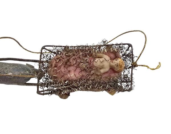 Antiker Sebnitzer Christbaumschmuck, Schlitten mit Baby, Dresdner Pappe um 1890/1900