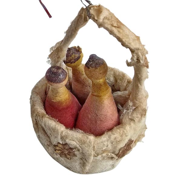Korb aus Watte mit Flaschen um 1900