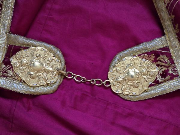 Weinroter Rauchmantel - Chormantel, Messgewand, Vespermantel, Pluviale, Ornat, um 1900