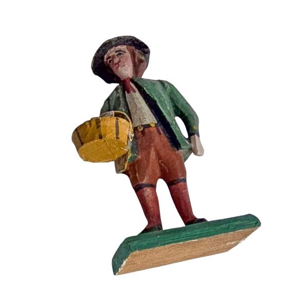 Antike Grulicher Krippenfigur / Gabenbringer mit Korb Früchten um 1900 (7 cm)