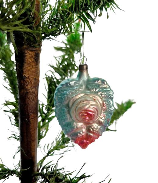 Flattened heart-shaped Kugel with rose flower, around 1910