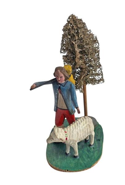Antike Grulicher Krippenfigur Hirte mit Schaf und Luffa Baum um 1900 (10 cm)