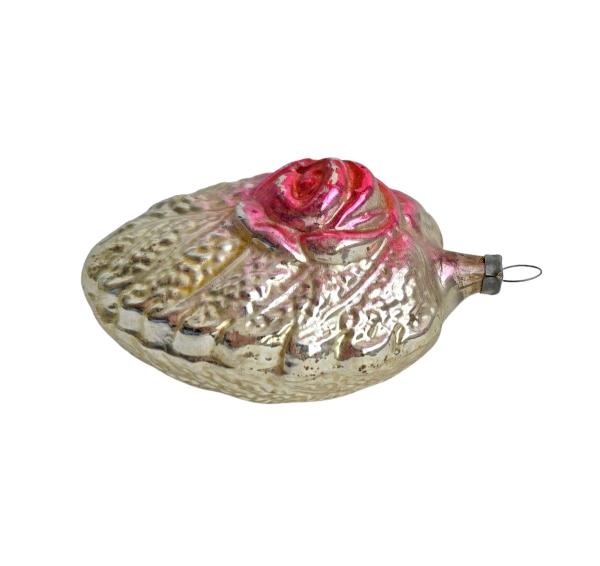 Flattened heart-shaped Kugel with rose flower, around 1920