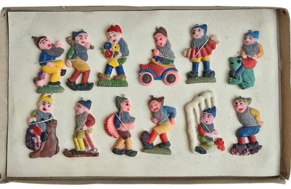 12 Zwerge aus Tragant im original Karton, um 1940/1950