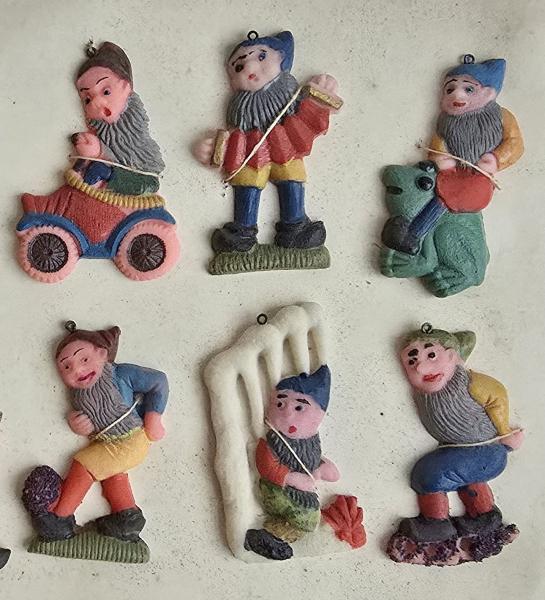 12 Zwerge aus Tragant im original Karton, um 1940/1950