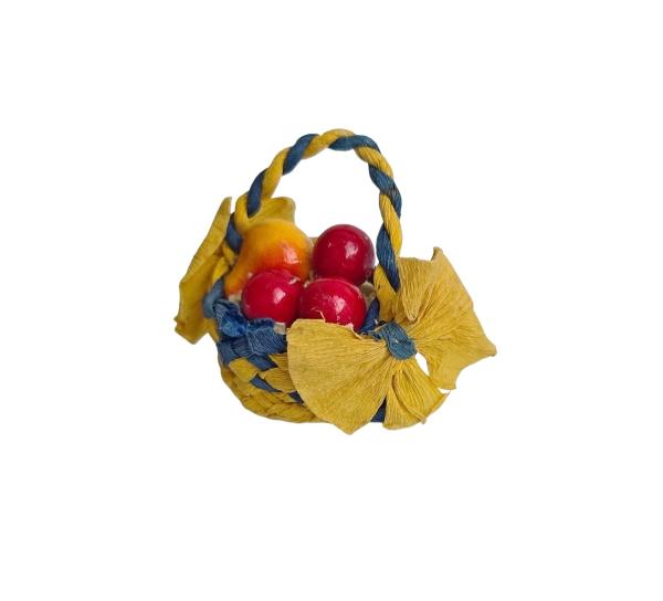 Körbchen aus Bast mit Früchten