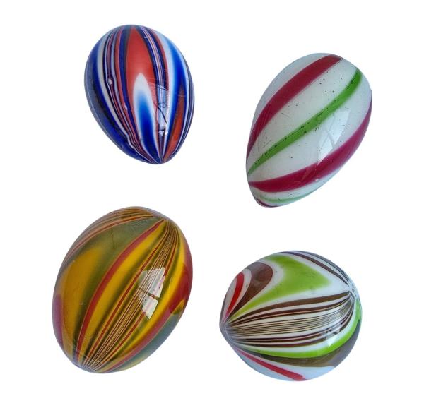 4 Eier aus Glas mit Fadeneinschmelzungen