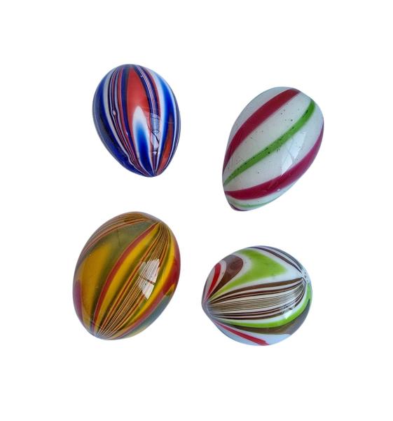 4 Eier aus Glas mit Fadeneinschmelzungen